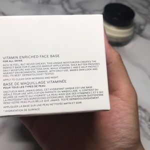 Bobbi Brown Makeup - Bobbi Brown Vitamin Enriched Face Base Bobbi Brown Makeup - Bobbi Brown Vitamin Enriched Face Base